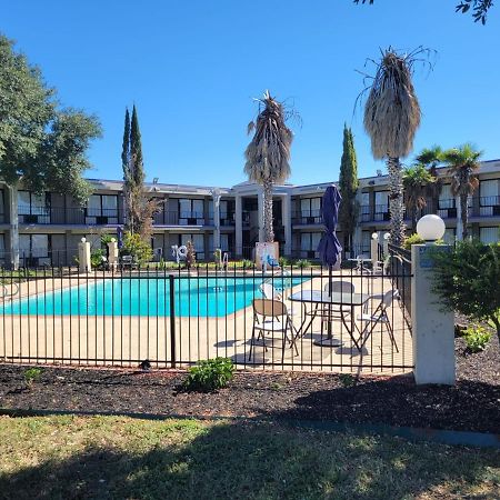 Knights Inn San Antonio Near Frost Bank Center Exterior photo