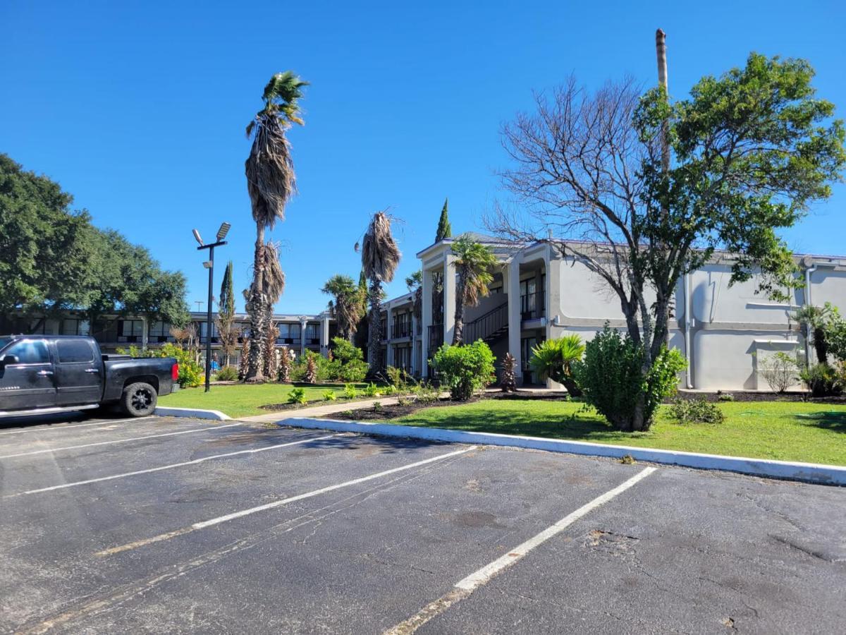 Knights Inn San Antonio Near Frost Bank Center Exterior photo