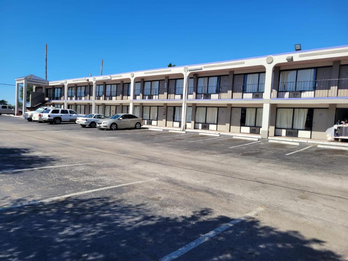 Knights Inn San Antonio Near Frost Bank Center Exterior photo