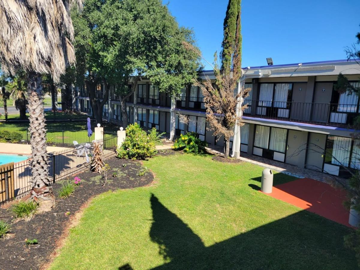 Knights Inn San Antonio Near Frost Bank Center Exterior photo