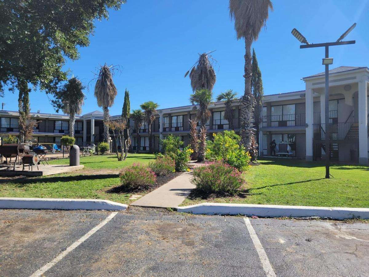 Knights Inn San Antonio Near Frost Bank Center Exterior photo